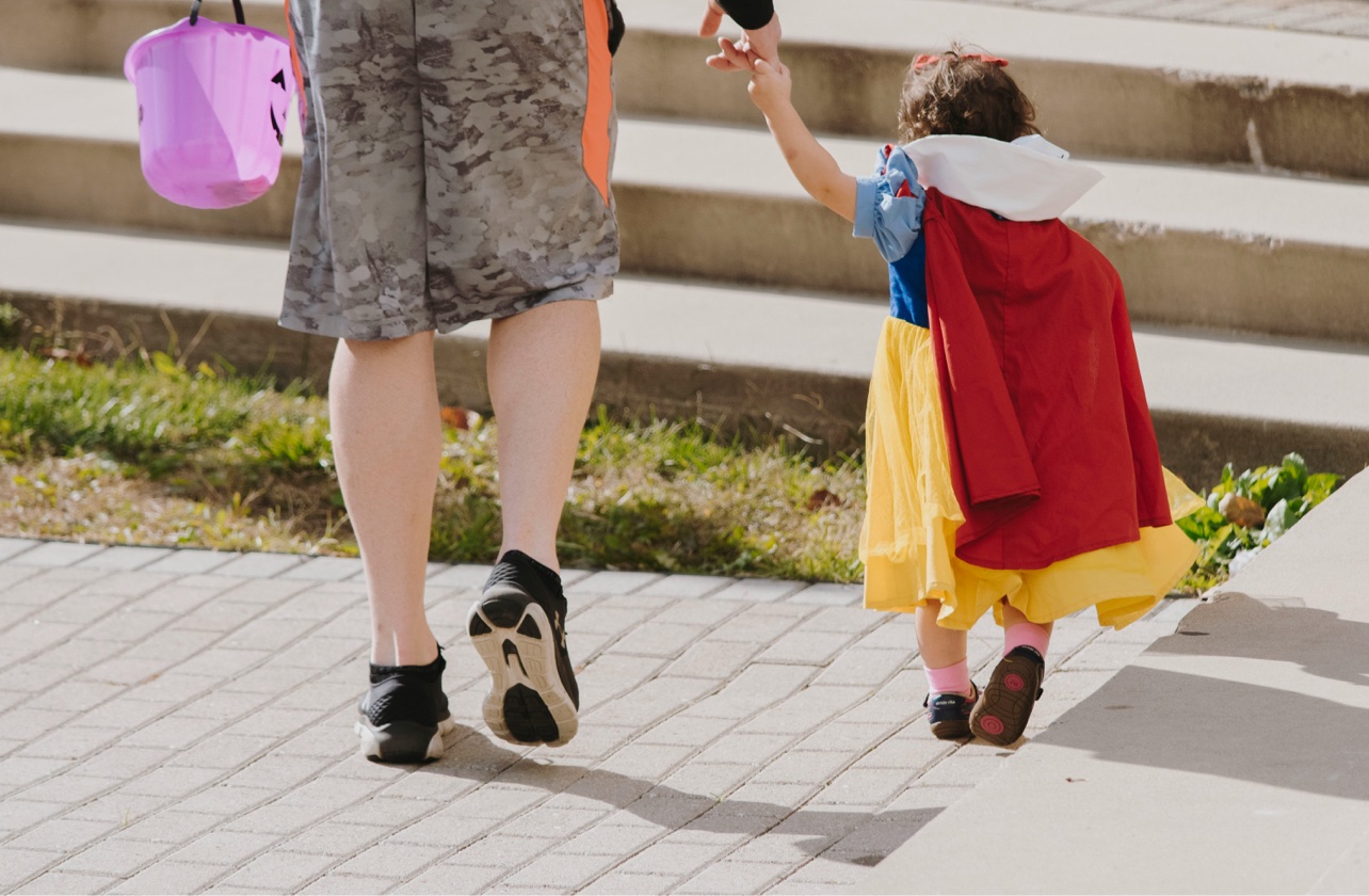 Young trick-or-treater in a Snow White costume